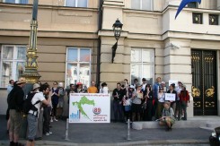 Slika ispred Sabora turistima za uspomenu