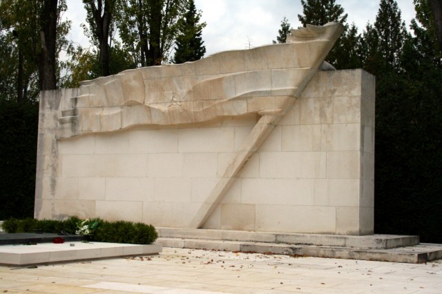 grobnica_narodnim_herojima_zagreb_foto_wikipedia.jpg