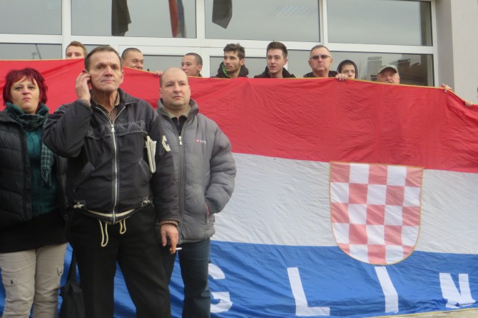 Kontraprosvjednici kod Hrvatskog doma u Glini<br>