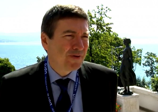 Aktualni ministar ne samo da nije stopirao destruktivne akcije koje su
inicirali njegovi predšasnici, nego je uveo (ili "samo" dopustio) neke
mjere koje atakiraju na vitalne točke znanosti i obrazovanja. (ytb-prtsc)<br>