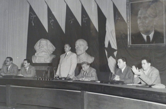 <span lang="HR">Peti kongres KPJ, 1948. S desna na lijevo: Milovan
Đilas, Aleksandar Ranković, Moša Pijade, Josip Broz Tito, Edvard
Kardelj, Franc Leskošek Luka. (Foto: Hrvatski povijesni muzej)</span>