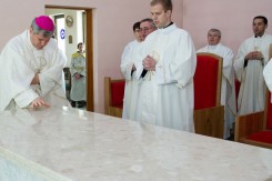 Vlado Košić u Kutinskoj Slatini, prilikom polaganja moći Alojzija Stepinca u oltar (foto: Sisačka biskupija).<br>