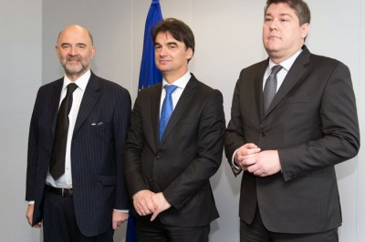 Grčić i Lalovac predaju prijavak Moscoviciju (foto: Hina/EU)<br>