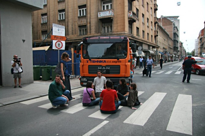 Ne treba dvojiti što bi se pred Varšavskom dogodilo da su prosvjednici, umjesto
taktike pasivnog otpora, upotrebili taktiku aktivnog otpora.
