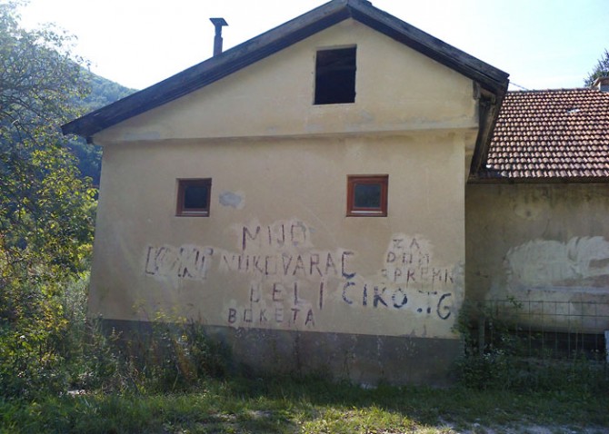 Na potezu od Livna do Martin Broda i danas, 20 godina nakon "veličanstvene pobjede", u obliku spaljenih kuća i popratnog tekstualnog sadržaja, vidljivi su tragovi Hrvatske vojske. Fotografija je snimljena 23. kolovoza 2015. u Martin Brodu. (t.g.)<br>