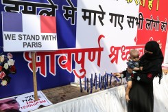 Foto: Muslimanka u Indiji solidarizira se sa žrtvama u Parizu (Divyakant Solanki, Epa/Hina)