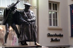 Foto: Mefisto i Faust, skulptura ispred kavane Auerbachs Keller u Leipzigu<br>