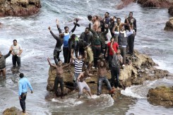 Foto: Slavlje po dolasku na španjolski teritorij Ceuta u Africi (Epa/Hina)<br>
