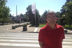 Milan Ivović, bivši predsjednik sindikata Azotare, ispred tvornice gnojiva HIP-Azotara u Pančevu, u kojoj je radio 37 godina. Foto: Marija Janković