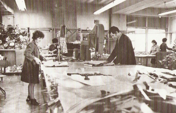 Foto: Modelarnica i krojnica tvornice modne konfekcije Vesna u Zagrebu (iz knjige Proizvedeno u Hrvatskoj)