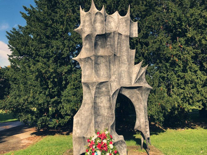 Na samom okretištu u Dubravi, na livadi iza pruge, naći ćemo još jedan spomenik koji pamti zagrebački otpor ustaškom režimu