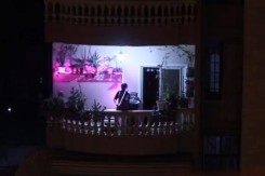 Čovjek svira violinu za vrijeme karantene, na balkonu u Kairu (Foto: ytb_prtsc)