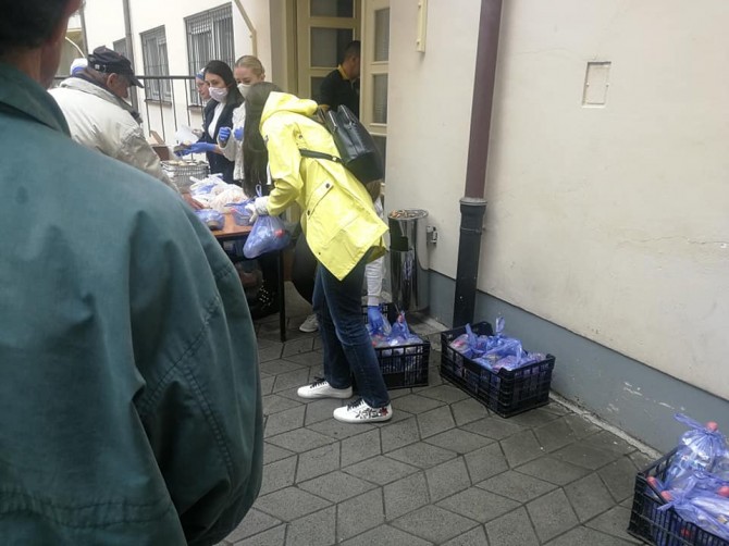Pomoć uslijed COVID-a, aktivisti distribuiraju pakete