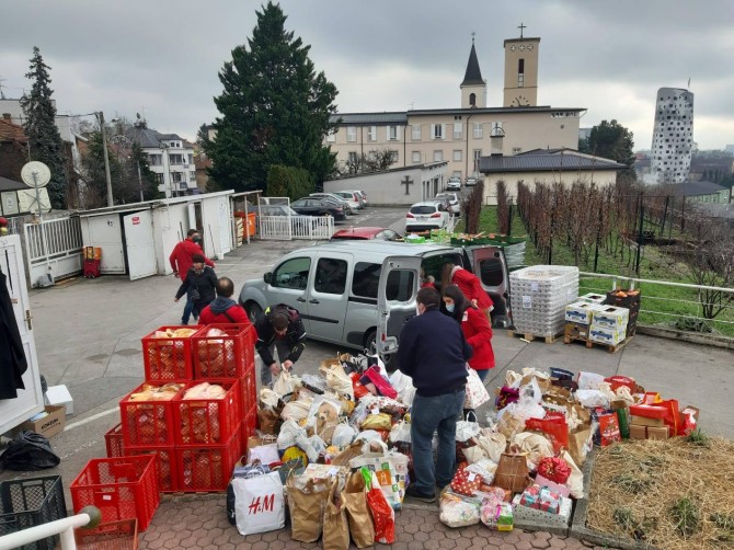 humanitarian_campaign_it_s_their_christmas_too_handing_out_gifts_in_front_of_the_public_kitchen_on_sveti_duh.jpg