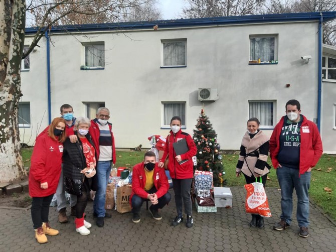 humanitarian_campaign_it_s_their_christmas_too_handing_out_gifts_in_front_of_the_shelter_of_the_city_red_cross_society_of_zagreb.jpg